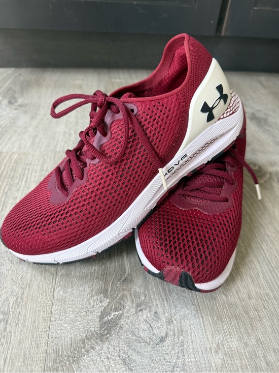 Under Armour Men’s Hovr Sonic 4 Burgundy Gamecocks NCAA Athletic Running Shoes